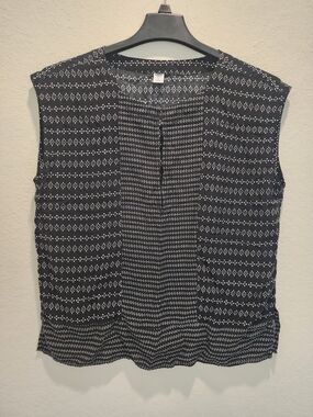 Old Navy Black and White Sleeveless Geometric Print Blouse